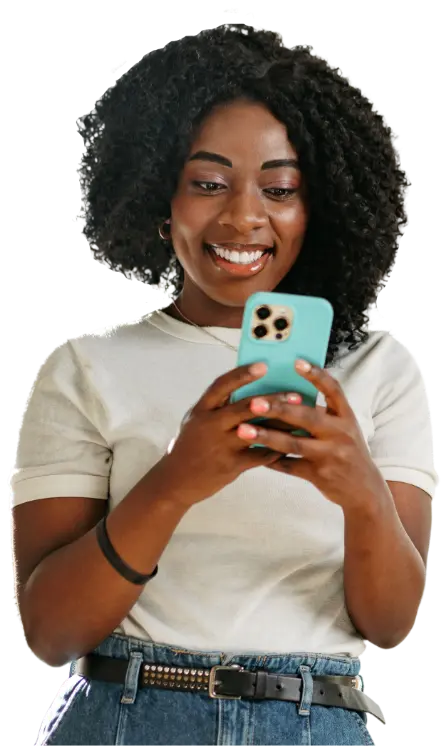 Mujer dominicana solicitando un microcrédito rápido desde su celular con Efectivo Ya